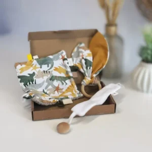 Kraampakket met daarin een bijtring, voeldoekje en speenkoord