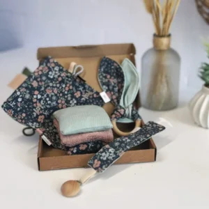 Kraampakket met daarin een bijtring, voeldoekje en speenkoord en voelzakjes